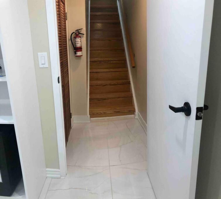Basement Apartment In Richmond Hill Exterior foto